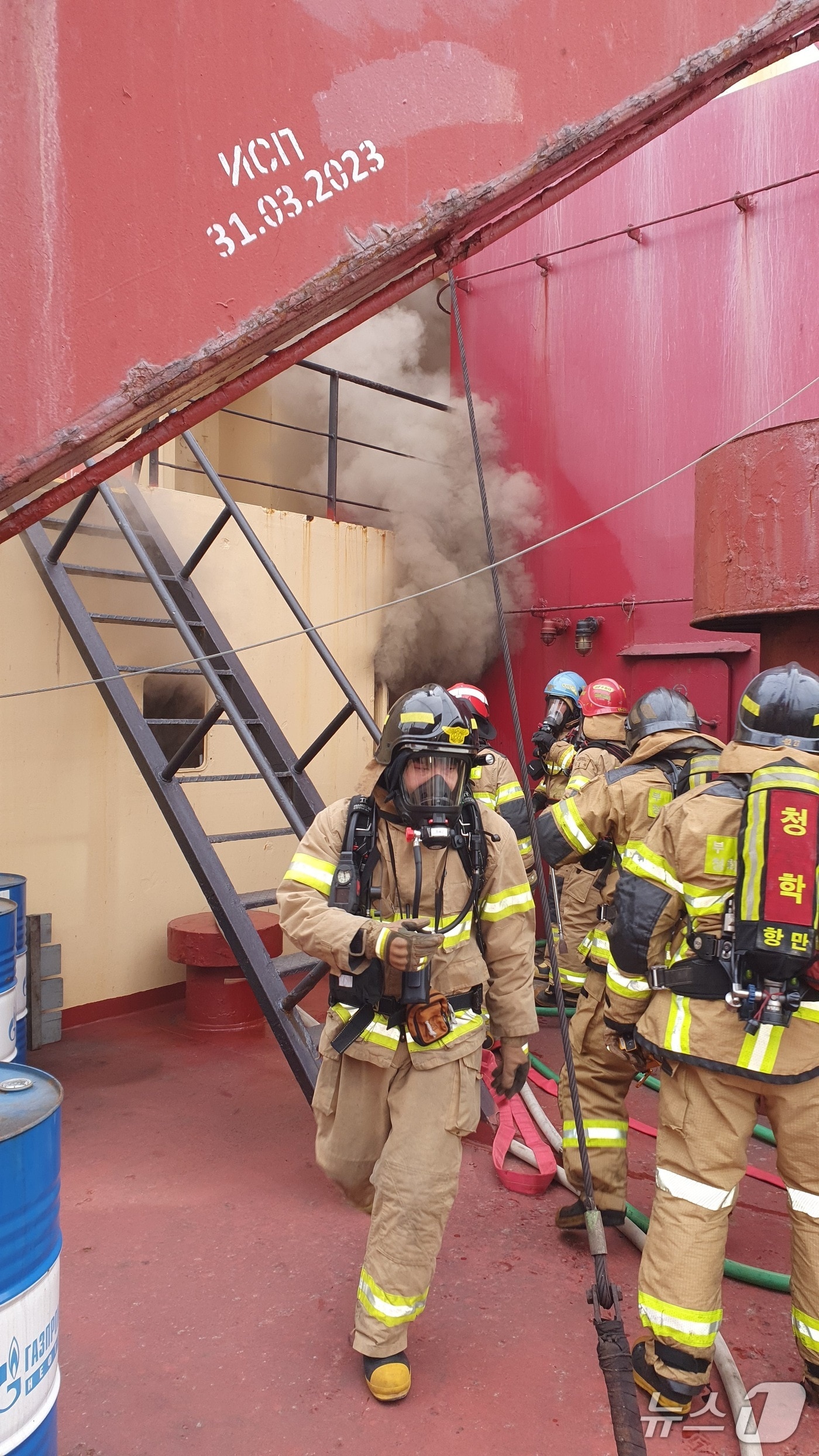 23일 부산 영도구 청학동 소재 한 조선소에 계류된 러시아 국적 냉동운반선에서 화재가 났다. (소방 제공. 재판매 및 DB금지)