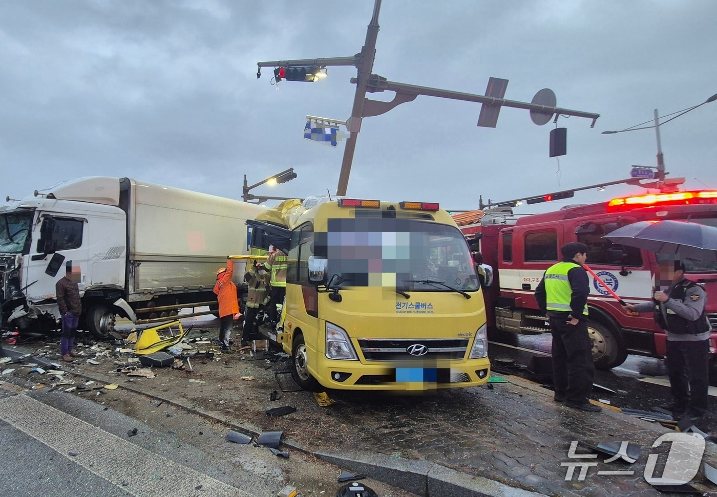 23일 오후 4시 30분께 전북 김제시 공덕면 돌제교차로 인근에서 화물차와 인근 초등학교 어린이 통학 차량이 충돌하는 사고가 발생했다.(전북소방본부 제공. 재판매 및 DB금지)