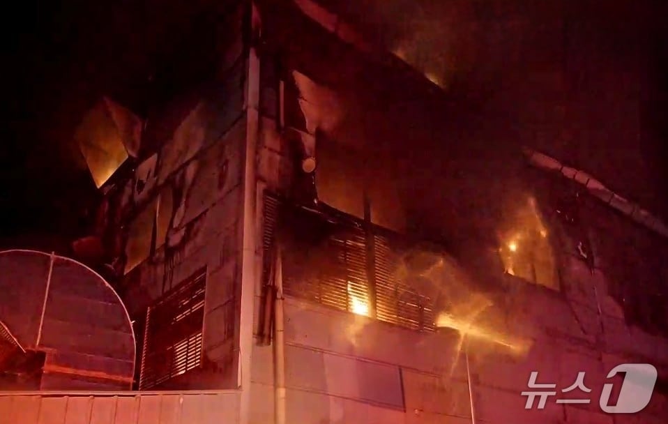 화재 현장. (경기도소방재난본부 제공. 재판매 및 DB 금지) 2025.12.24/뉴스1
