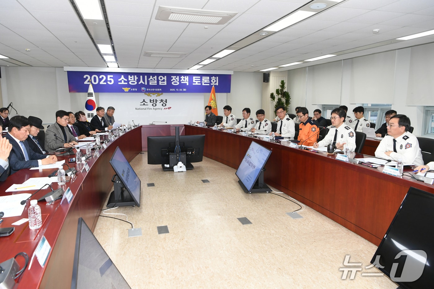 김승룡 소방청장 직무대행이 소방시설업 진흥 정책 토론회를 열고 중장기 발전 방안에 대해 토론하고 있다.(소방청 제공)