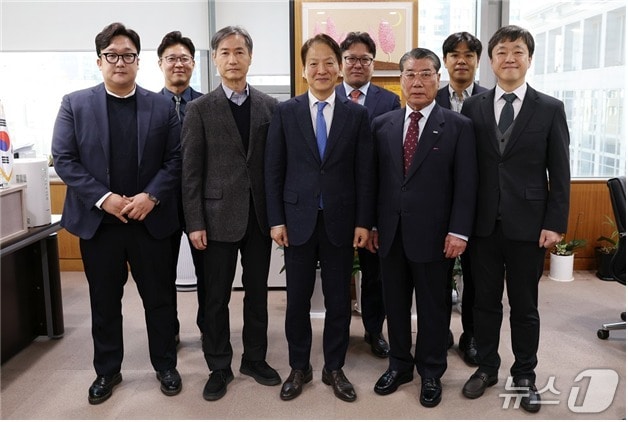 지난 22일 시가 직접 추천한 6명에 대한 시상식 모습.(부산시 제공. 재판매 및 DB금지)