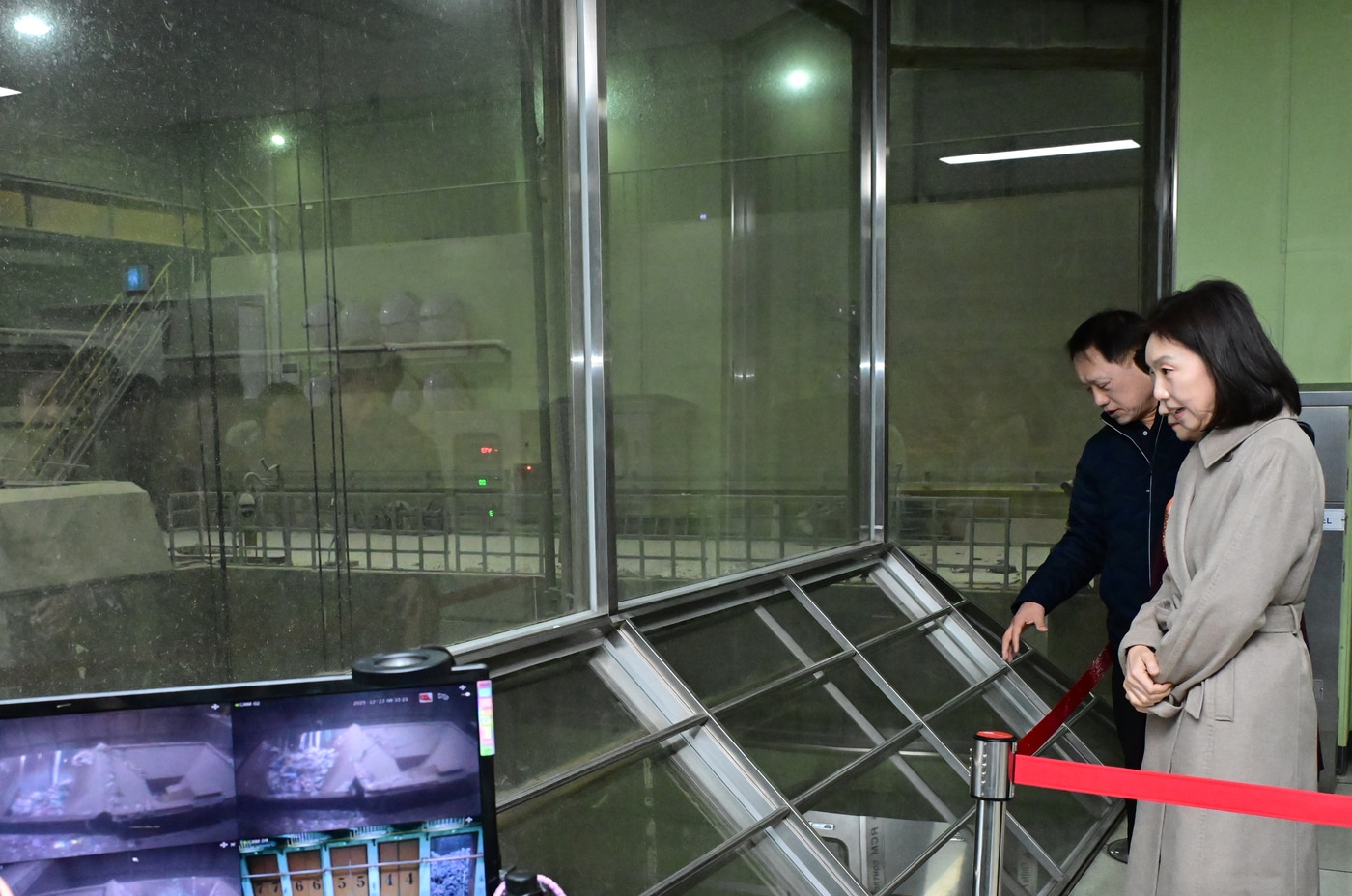 마포 자원회수시설 쓰레기 처리 과정 살피는 최호정 서울시의장(서울시의회 제공)