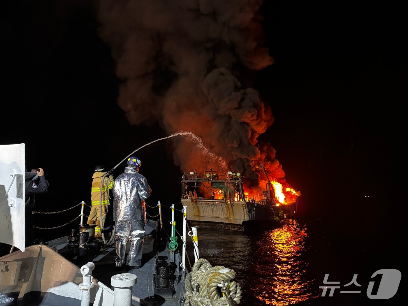 24일 부산 영도구 인근 해상 어선 화재 현장.(부산해경 제공. 재판매 및 DB 금지)