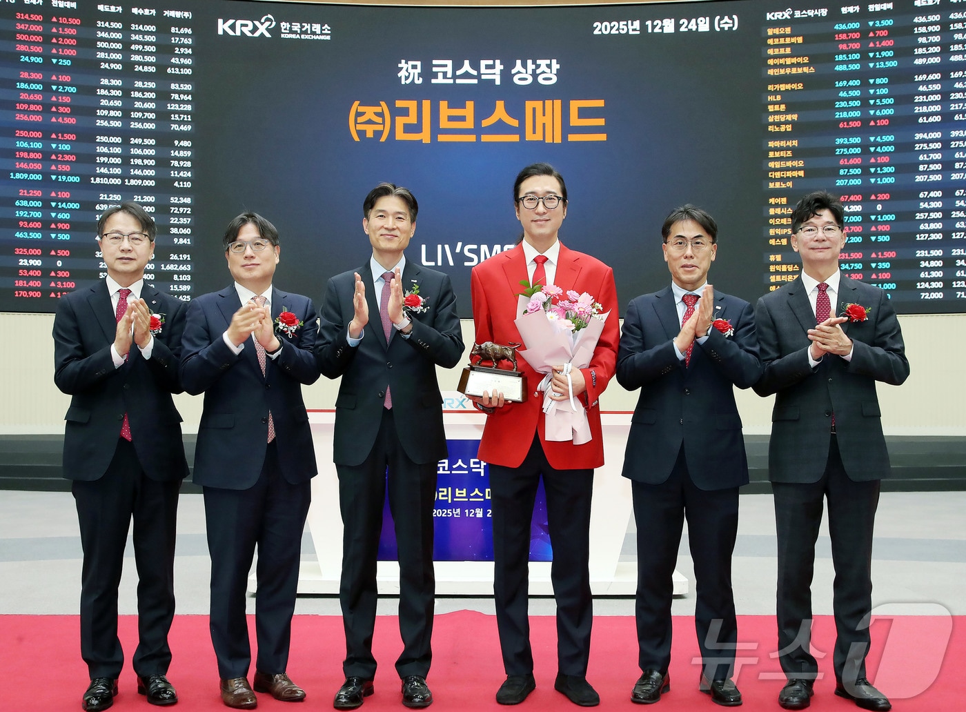 한국거래소 코스닥시장본부는 24일 오전 서울사옥 홍보관에서 리브스메드의 코스닥시장 상장기념식을 개최했다. 사진은 상장 기념식 후 기념 사진 촬영하는 김대영 한국IR협의회 부회장, 이충훈 삼성증권 부사장, 민경욱 한국거래소 코스닥시장본부장, 이정주 리브스메드 대표이사, 성주완 미래에셋증권 부사장, 김준만 코스닥협회 전무의 모습. (한국거래소 제공. 재판매 및 DB 금지) 2025.12.24/뉴스1