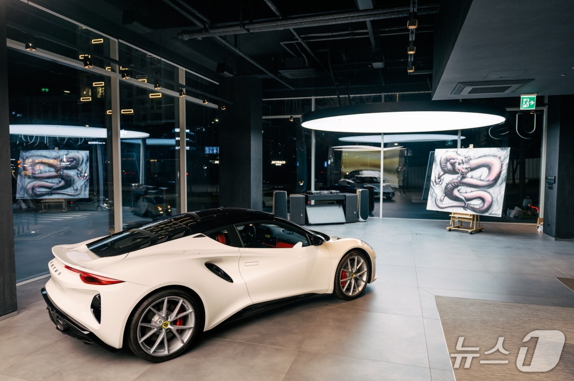 21일 서울 강남 도산대로 소재 로터스 플래그십 전시장에서 일본 아티스트 다이몬 료타가 선보인 라이브 페인팅 작품이 로터스 스포츠카 '에미라'와 함께 전시된 모습(로터스자동차코리아 제공). 2025.12.21.