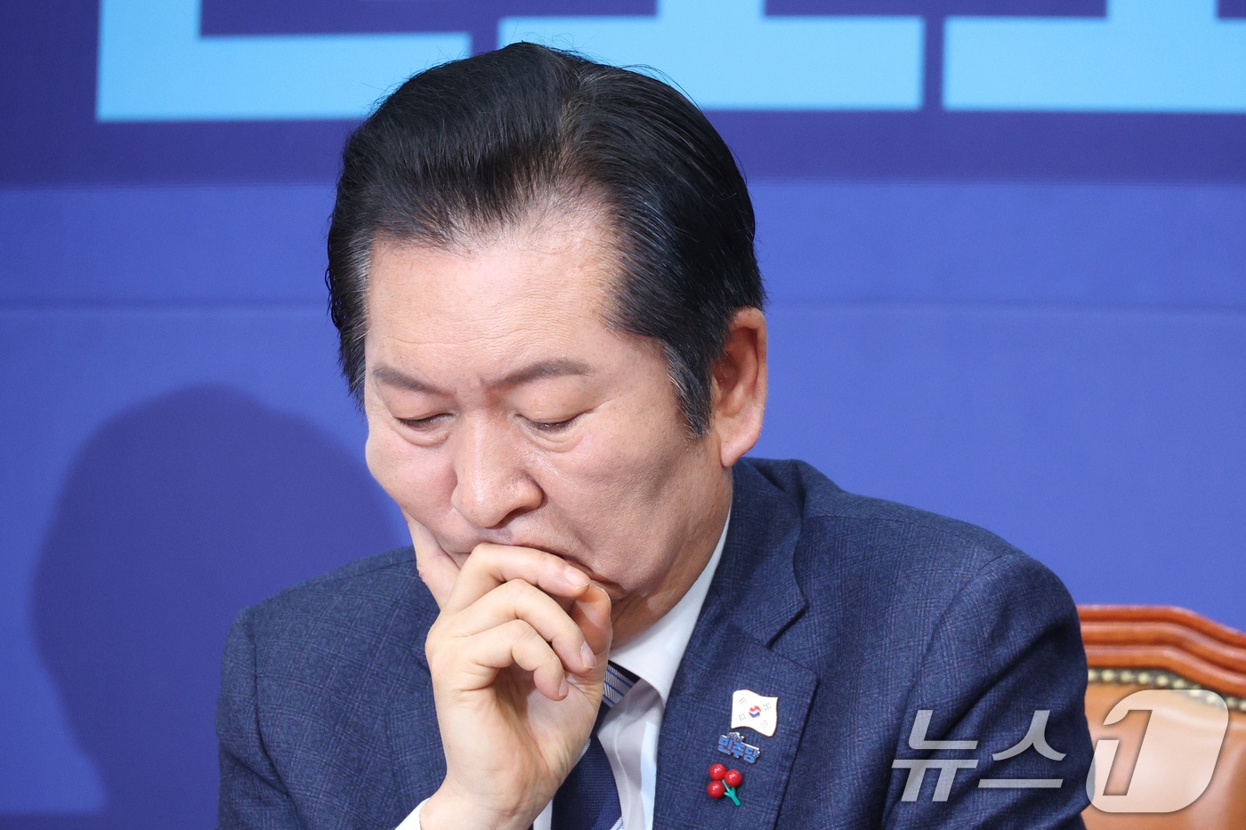 정청래 더불어민주당 대표가 24일 서울 여의도 국회에서 열린 최고위원회의에서 생각에 잠겨 있다. 2025.12.24/뉴스1 ⓒ News1 신웅수 기자