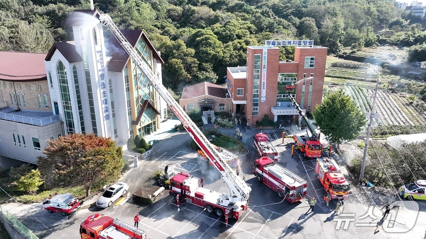 지난 10월 정읍소방서와 정읍경찰서, 군 부대 등 17개 유관기관, 단체 등이 참여한 가운데 실시된 대규모 합동 훈련 모습.(정읍시 제공. 재판매 및 DB금지)/뉴스1