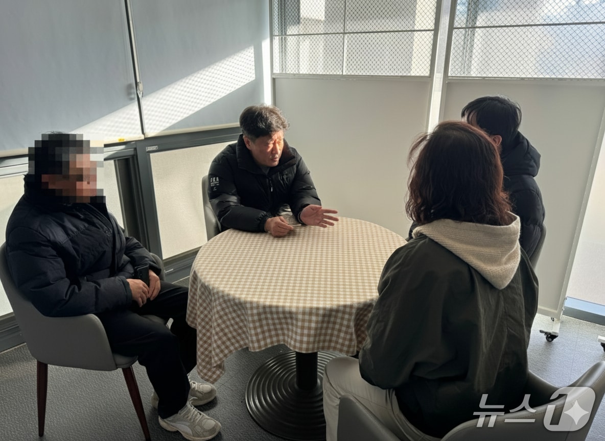 경찰이 보이스피싱범에게 전화를 받은 A 씨와 그 가족들에게 상황을 설명하고 있다.(부산경찰청 제공. 재판매 및 DB 금지)