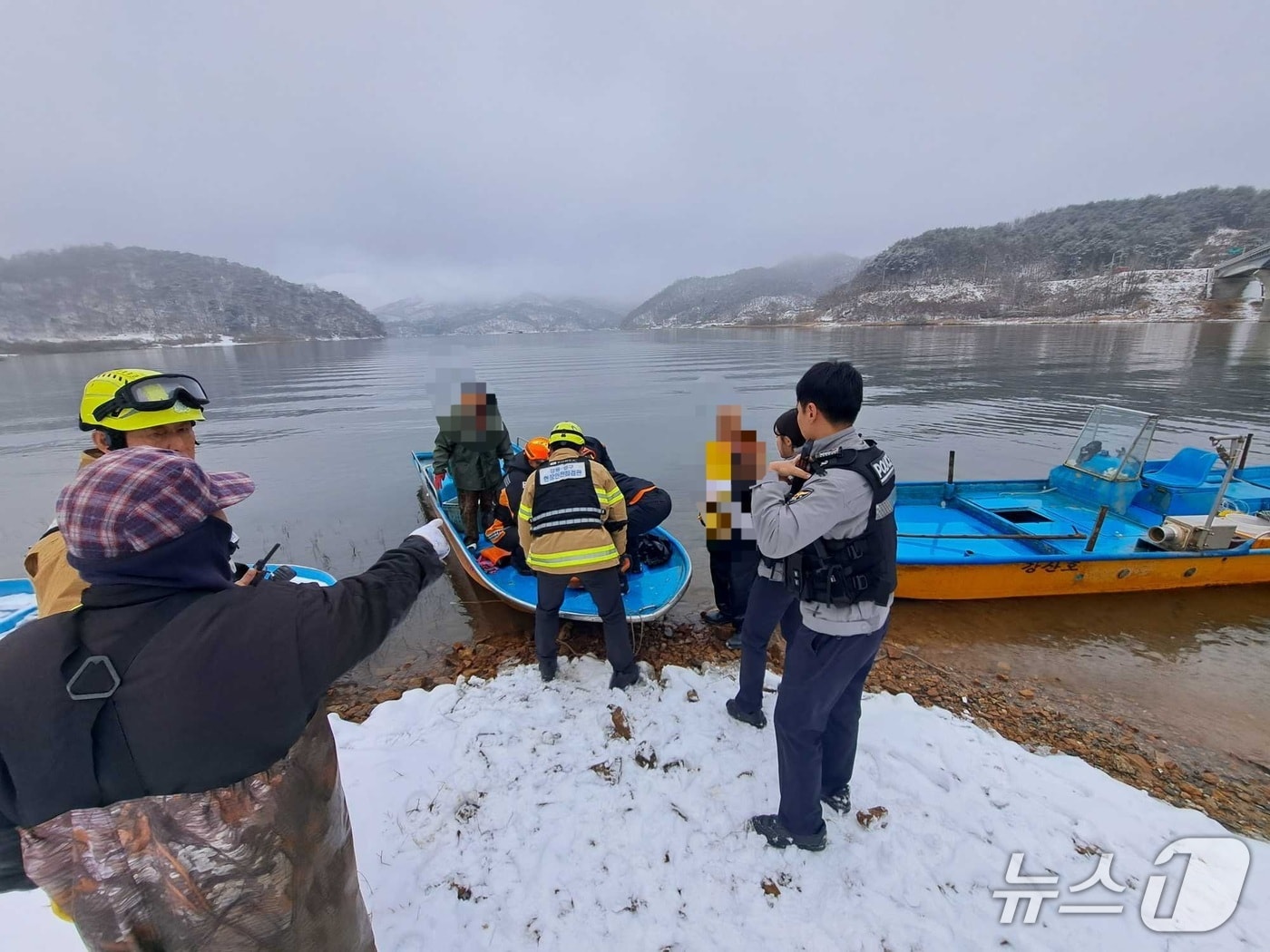 강원 양구군 양구읍 공수리 공수대교 인근 선박 사고 현장.(강원도소방본부 제공, 재판매 및 DB금지)