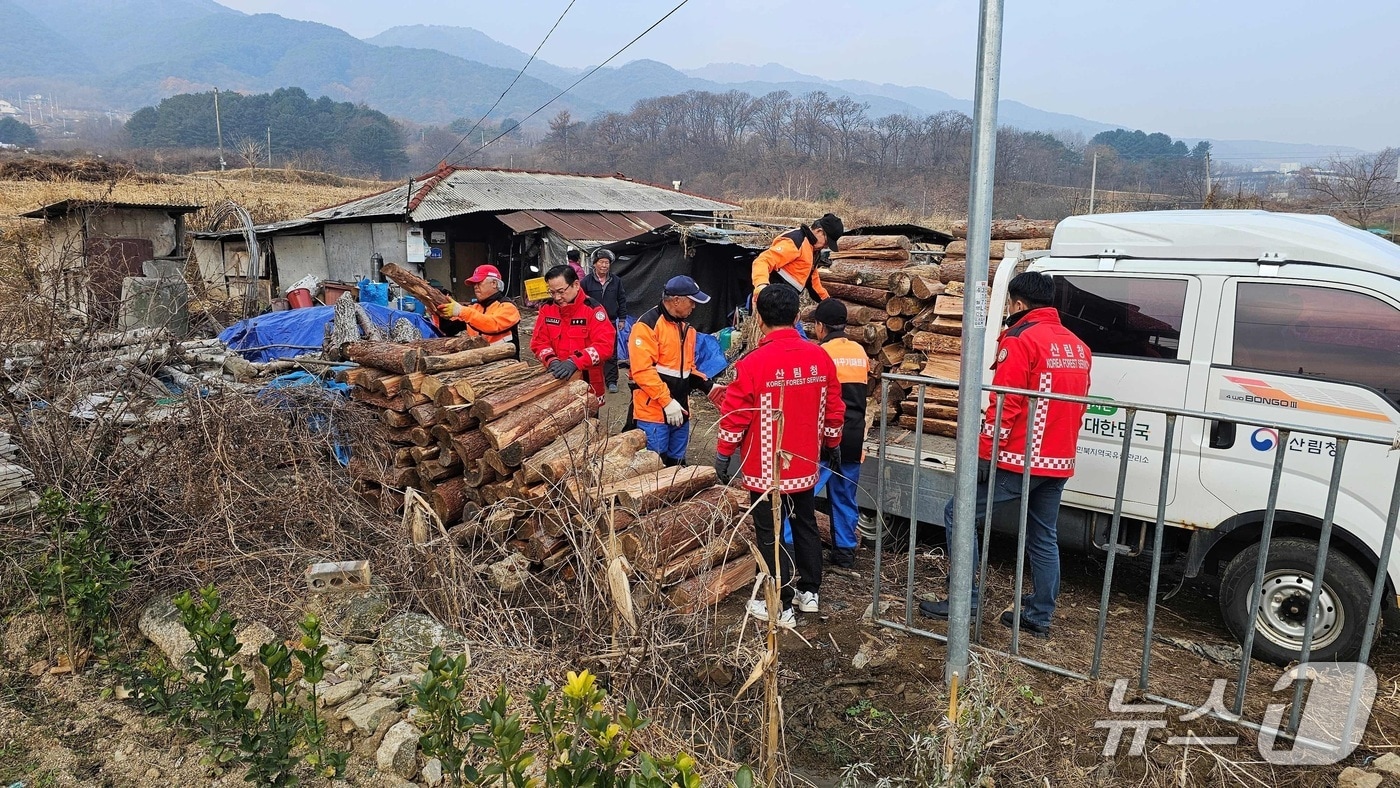 산림청 ‘사랑의 땔감 나누기 행사’ (산림청 제공.재판매 및 DB금지)/뉴스1