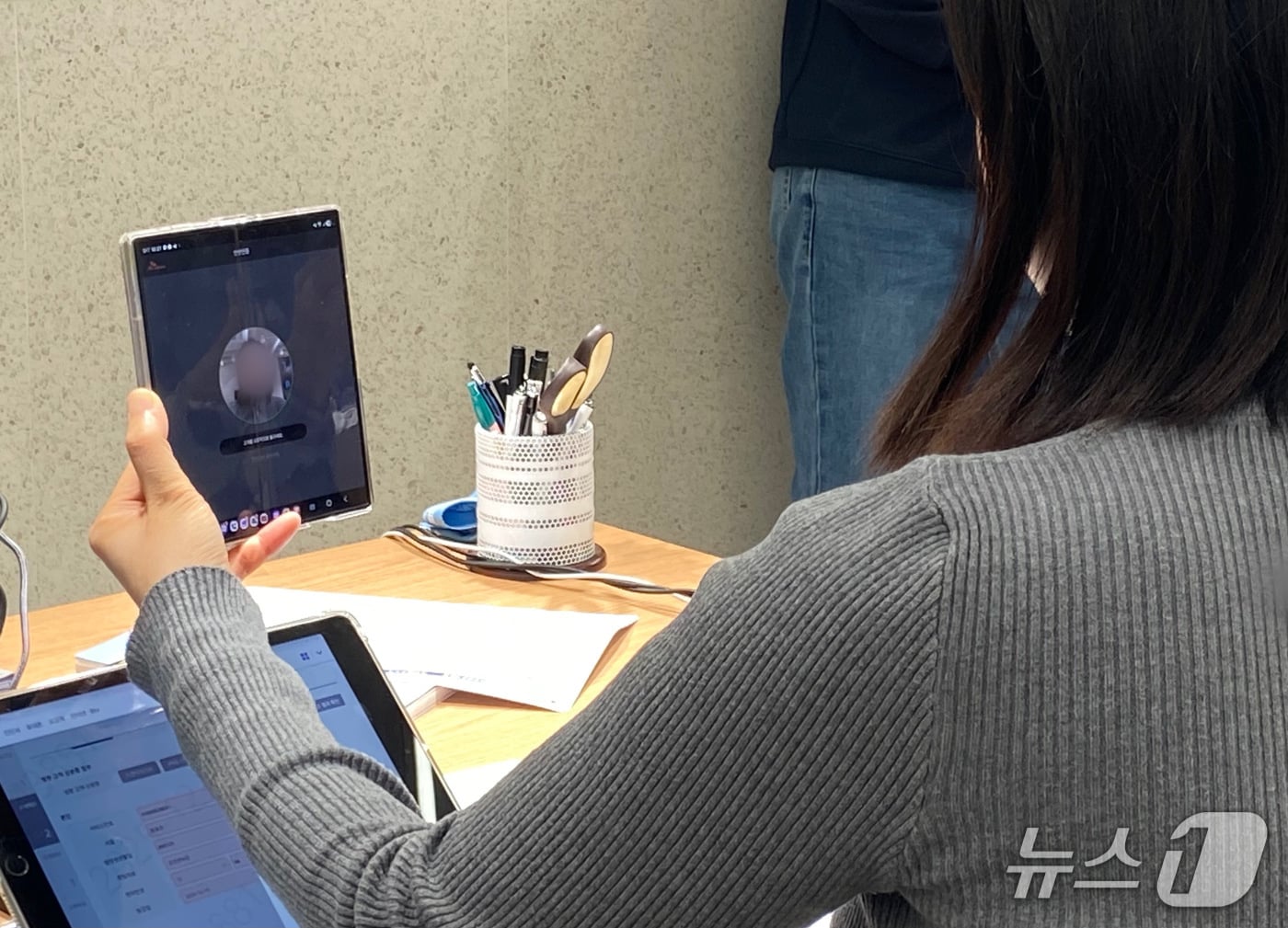 휴대전화 개통 시 안면인증이 진행되는 모습. 2025.12.23/뉴스1 ⓒ News1 신은빈 기자