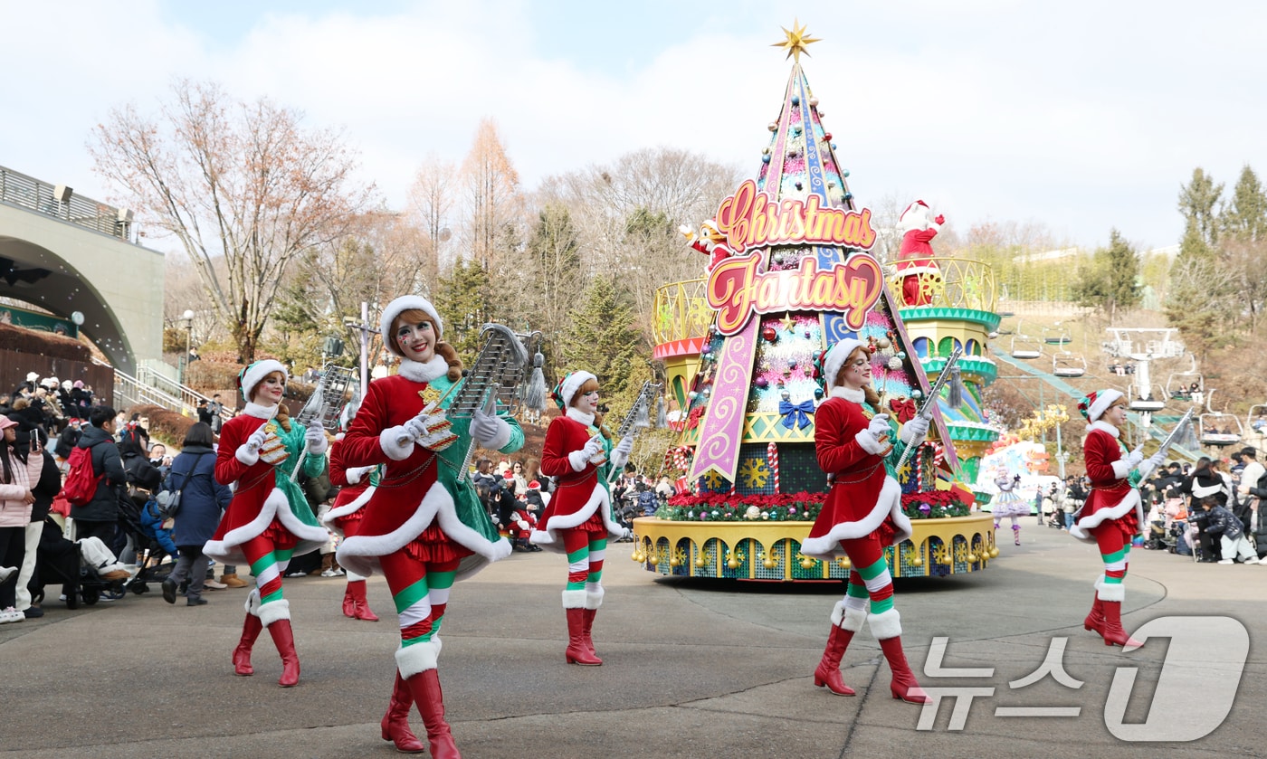 크리스마스를 하루 앞둔 24일 경기 용인시 처인구 에버랜드에서 크리스마스 판타지 '블링블링 X-Mas 퍼레이드' 공연을 하고 있다. 2025.12.24/뉴스1 ⓒ News1 김영운 기자