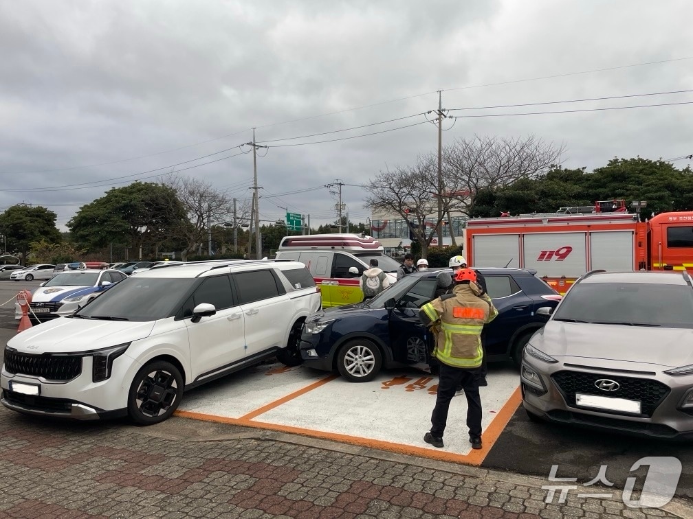 24일 오후 1시 43분쯤 제주시 조천읍 조천도서관 주차장에서 60대 A 씨가 운전하던 차량이 주차된 차량 2대를 잇따라 들이받았다는 신고가 접수됐다.(제주도 소방안전본부 제공. 재판매 및 DB 금지)/뉴스1