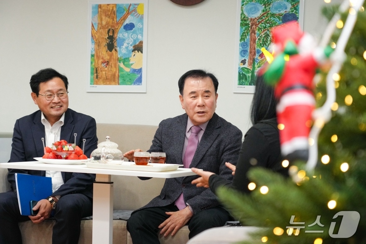  김지철 충남교육감이 도내 사회복지시설을 방문해 종사자들을 격려하고 있다. (충남교육청 제공, 재판매 및 DB금지) / 뉴스1