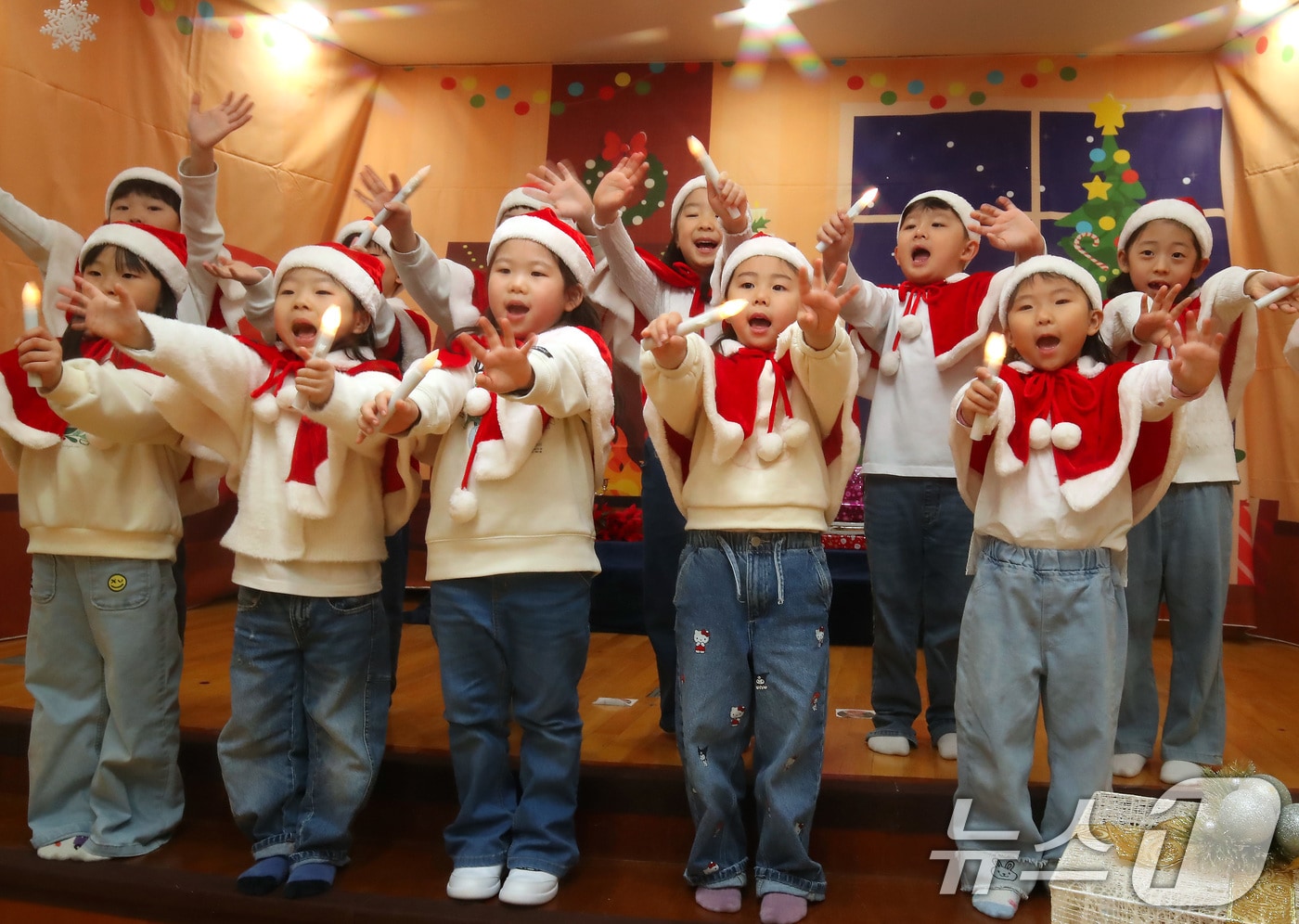 성탄절을 하루 앞둔 24일 대구 달서구 계명문화대 부설 어린이집에서 촛불을 든 어린이들이 아기 예수 탄생을 축하하며 크리스마스 캐럴을 부른 뒤 '메리 크리스마스'를 외치고 있다. 2025.12.24/뉴스1 ⓒ News1 공정식 기자
