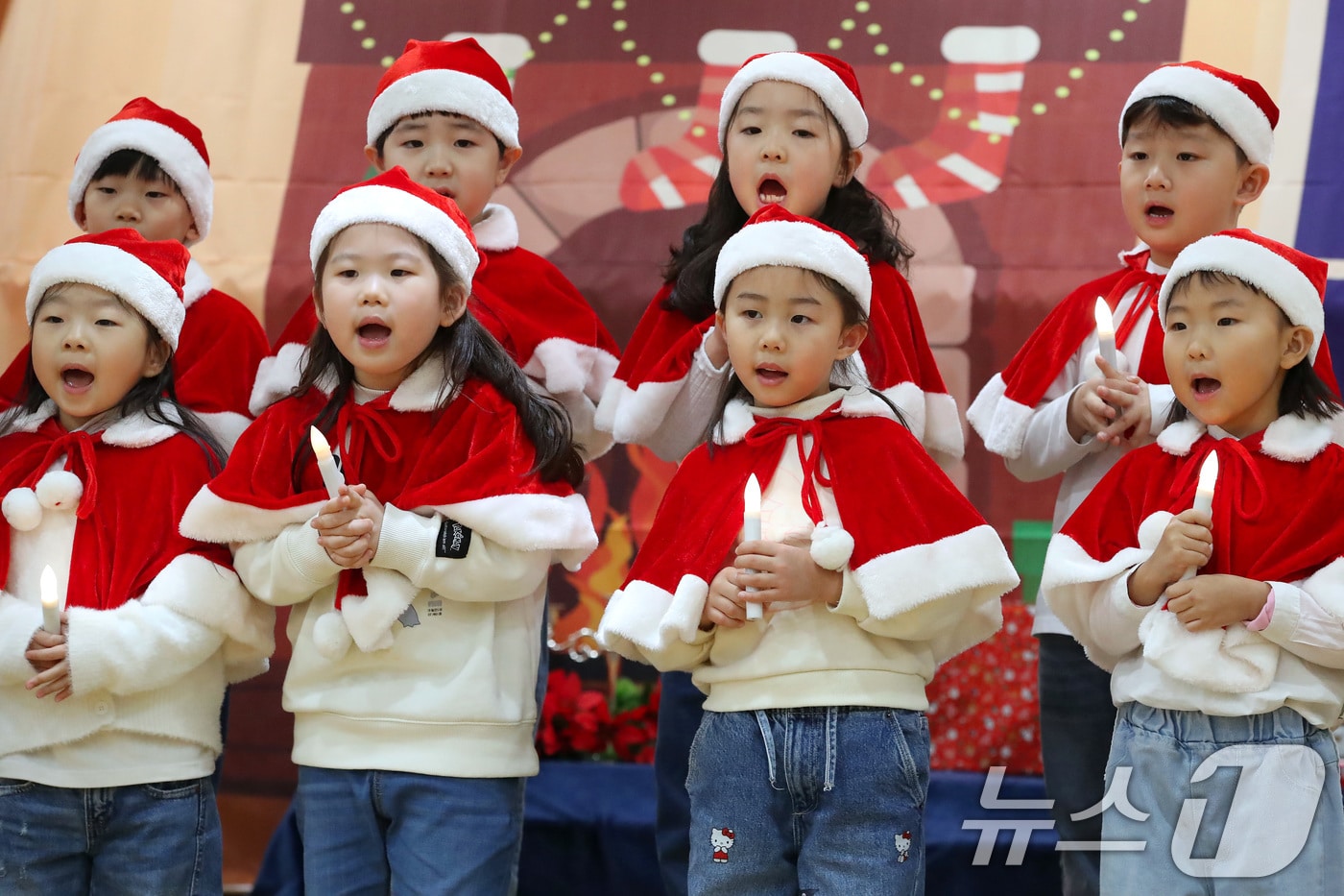 성탄절을 하루 앞둔 24일 대구 달서구 계명문화대학교 부설 어린이집에서 촛불을 든 어린이들이 아기 예수 탄생을 축하하며 크리스마스 캐럴을 부르고 있다. 2025.12.24/뉴스1 ⓒ News1 공정식 기자