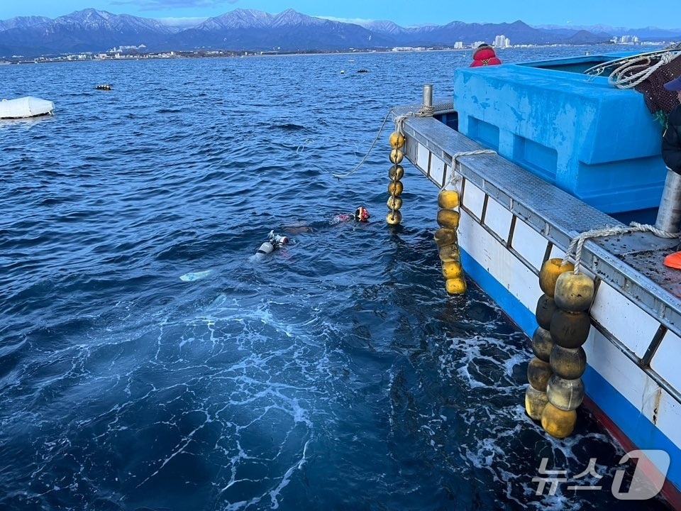 강원 속초 해상서 부유물에 감긴 어선 구조하는 속초해경들.(속초해경 제공, 재판매 및 DB금지)