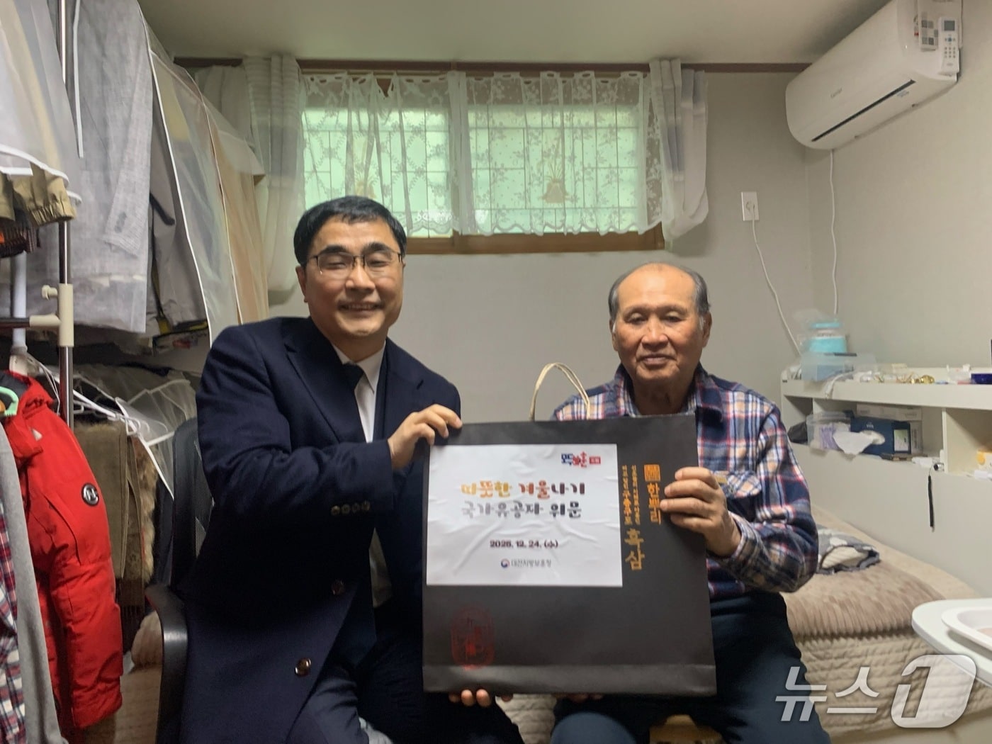 오재덕 대전보훈청장(왼쪽)이 24일 국가유공자 가정을 방문해 위문품을 전달했다.(대전보훈청 제공) /뉴스1