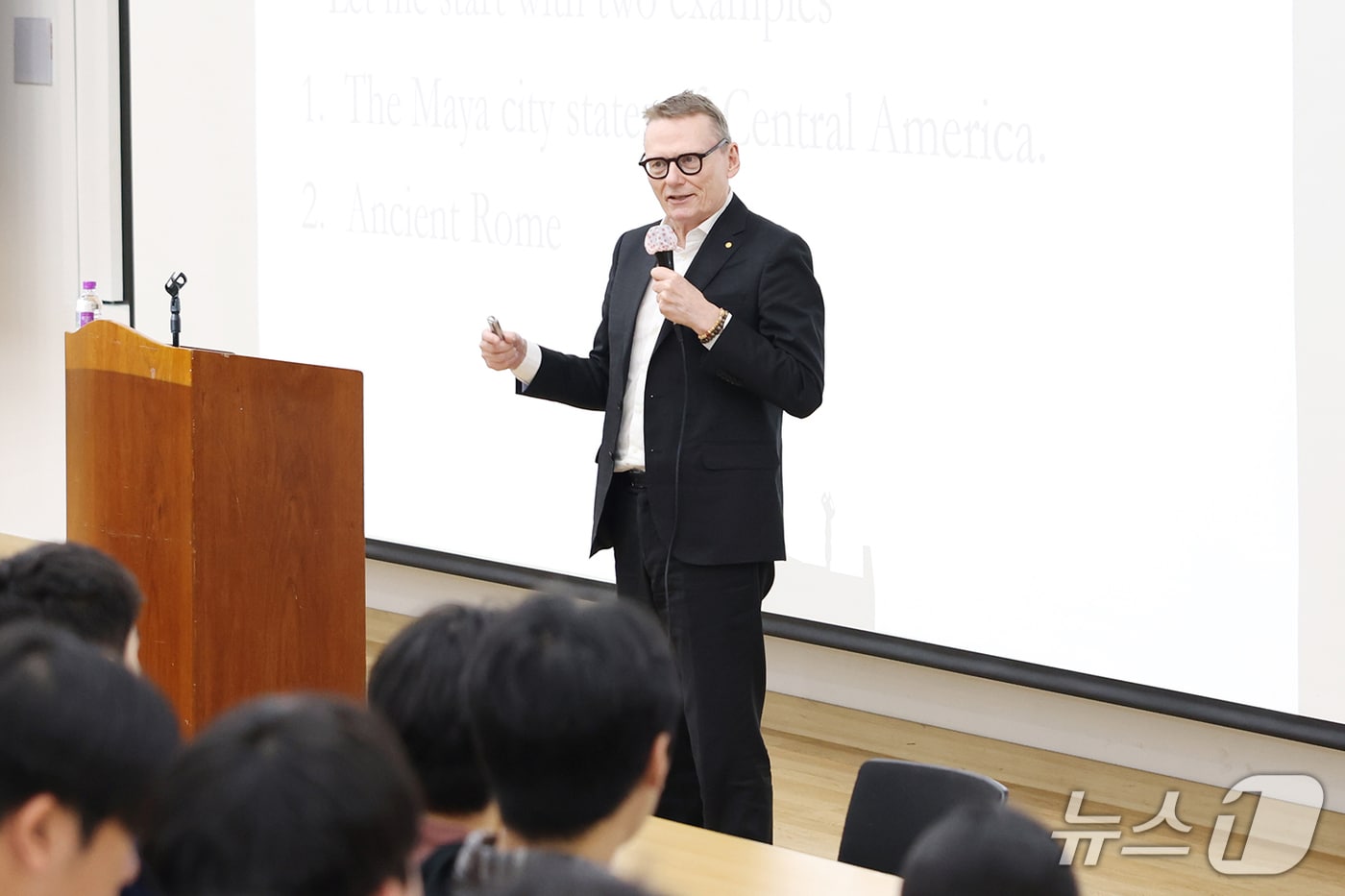 노벨 경제학상 수상자 제임스 로빈슨시카고대학 교수가 중앙대에서 초청 특강을 진행하고 있.(중앙대 제공)