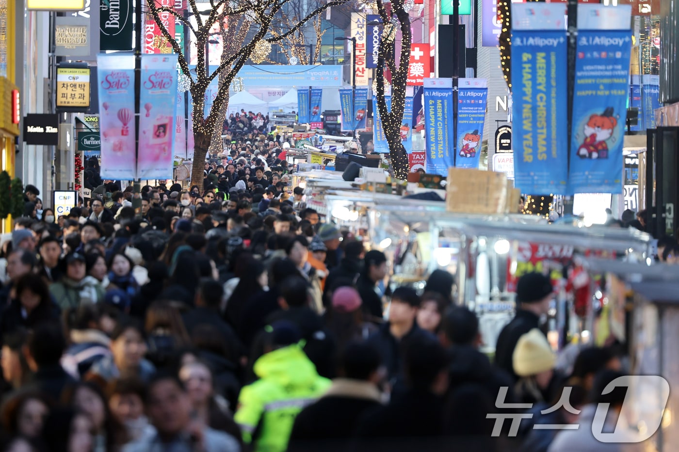 크리스마스 이브인 24일 오후 서울 중구 명동거리가 성탄절 분위기를 만끽하려는 시민과 관광객들로 북적이고 있다. 2025.12.24/뉴스1 ⓒ News1 황기선 기자