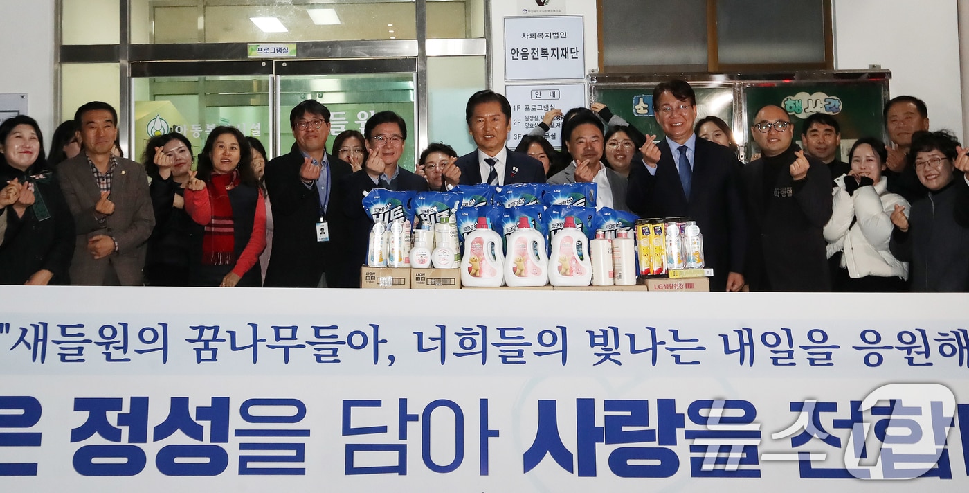 정청래 더불어민주당 대표가 24일 오후 성탄절을 맞아 부산 동래구 아동복지시설인 새들원을 방문해 성탄절 선물을 전달하고 있다. 2025.12.24/뉴스1 ⓒ News1 윤일지 기자