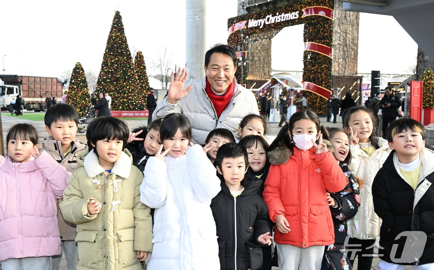 오세훈 서울시장이 24일 광진구 청담대교 하부 일원에서 열린 '2025 로맨틱한강 크리스마스 마켓'에서 어린이들과 기념촬영하고 있다.(서울시 제공)