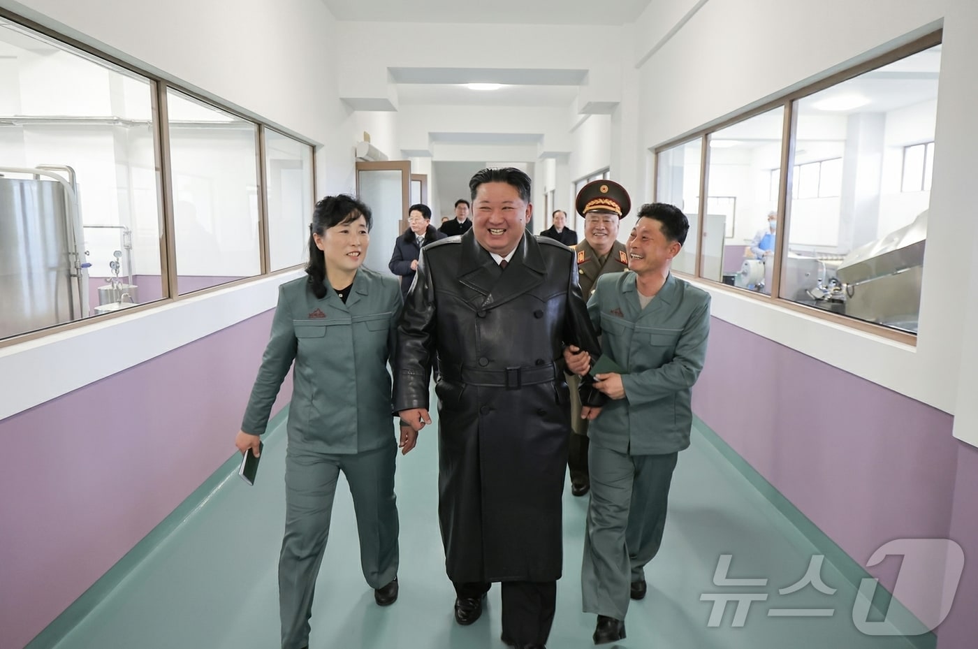 (평양 노동신문=뉴스1) = 북한 노동당 기관지 노동신문은 25일 "온 나라가 거창한 변화의 약동과 새로운 희망으로 끝없이 설레이는 속에 '지방발전 20&times;10 정책'에 따라 정평군 지방공업공장, 종합봉사소 준공식이 24일 성대히 진행됐다"라고 보도했다. [국내에서만 사용가능. 재배포 금지. DB 금지. For Use Only in the Republic of Korea. Redistribution Prohibited] rodongphoto@news1.kr