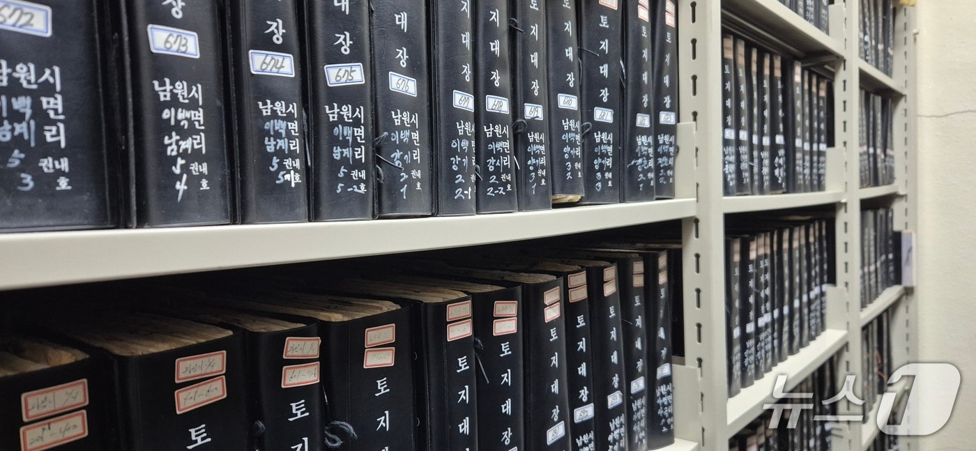 전북 남원시가 보유 중인 옛 토지대장들. 남원시는 최근 한자와 일본어 위주로 작성돼 판독에 어려움을 겪은 이들 대장을 모두 한글로 변환하는 사업을 마무리했다.(남원시 제공. 재판매 및 DB금지)/뉴스1 