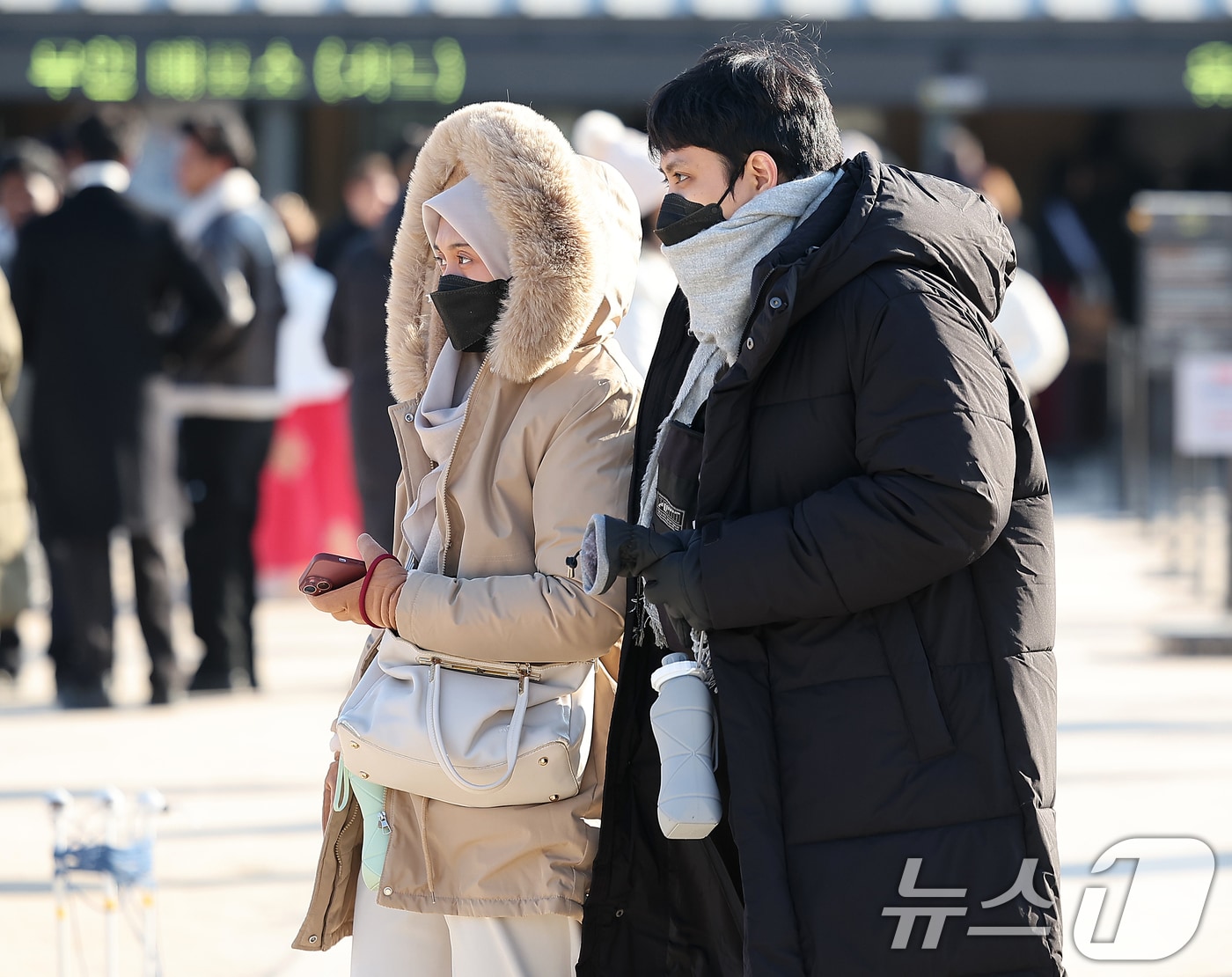한파 속 방한용품 착용 시민