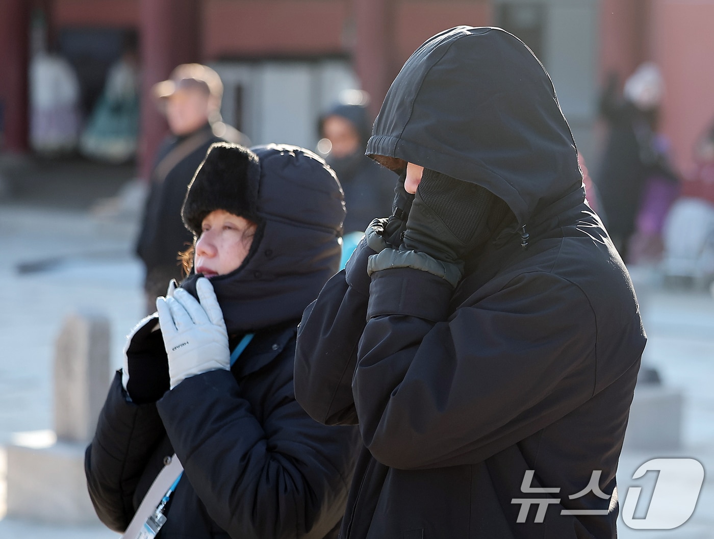 서울과 경기에 한파주의보가 내려진 25일 서울 종로구 경복궁을 찾은 외국인 관광객들이 강추위에 목도리 등 방한용품을 두른채 이동하고 있다. 기상청은 전국이 대체로 맑겠으나 북쪽에서 내려온 찬 공기의 영향으로 아침 기온이 전날보다 5도 이상 떨어지며 대체로 춥겠다고 밝혔다. 2025.12.25/뉴스1 ⓒ News1 김진환 기자