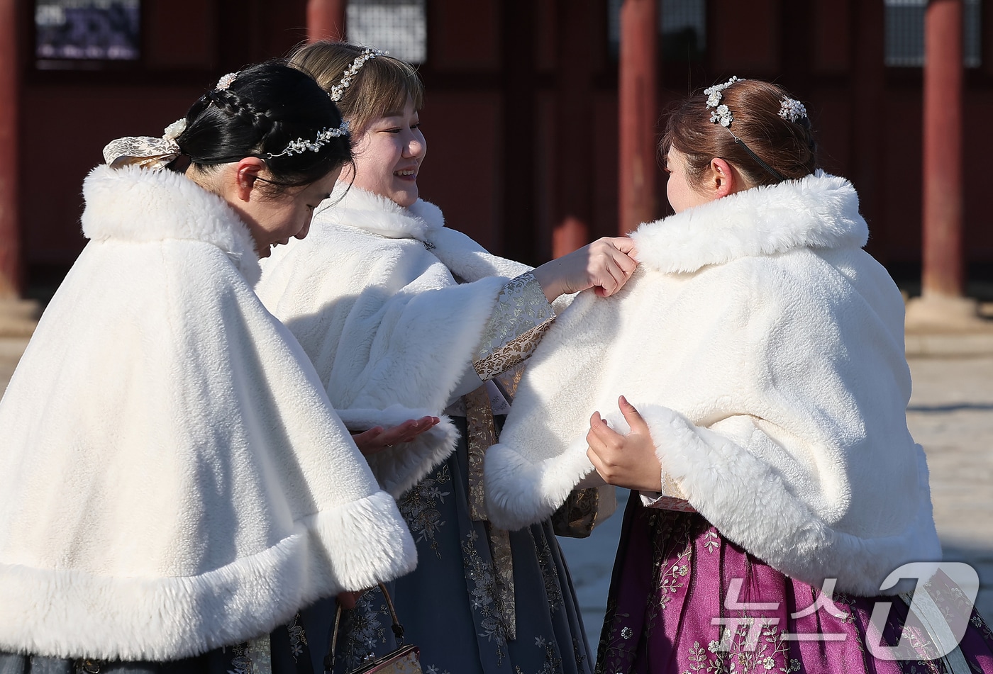 서울과 경기에 한파주의보가 내려진 25일 서울 종로구 경복궁을 찾은 외국인 관광객들이 강추위에 겉옷을 입고 있다. 2025.12.25/뉴스1 ⓒ News1 김진환 기자
