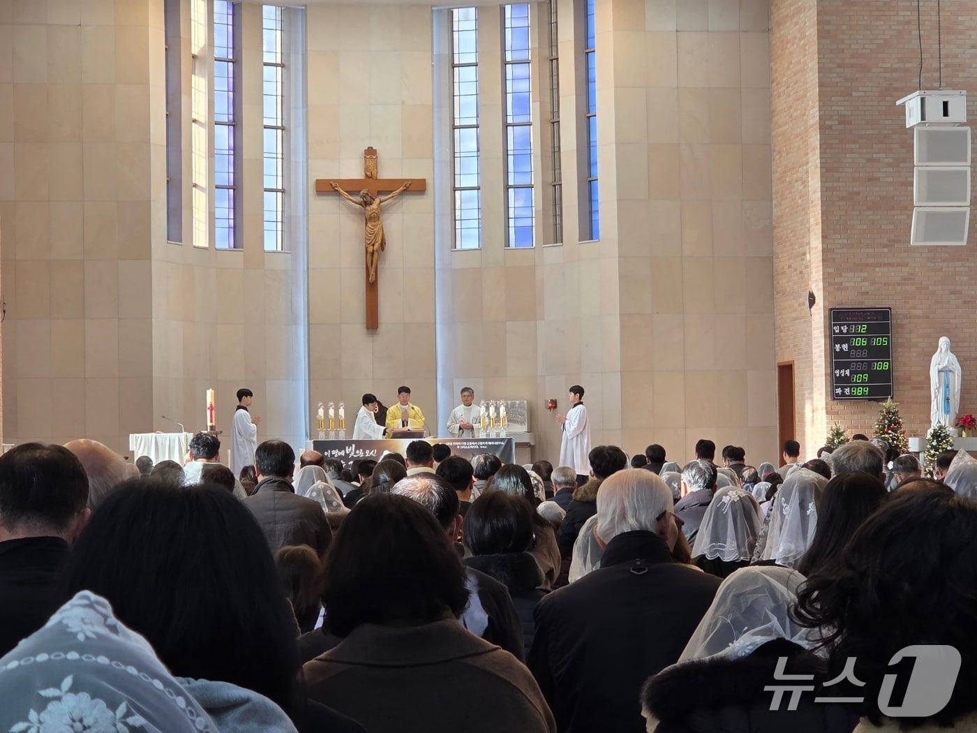 크리스마스인 25일 오전 10시 대흥동성당에서 '성탄 대축일 미사'가 봉헌됐다. ⓒ 뉴스1 김종서 기자