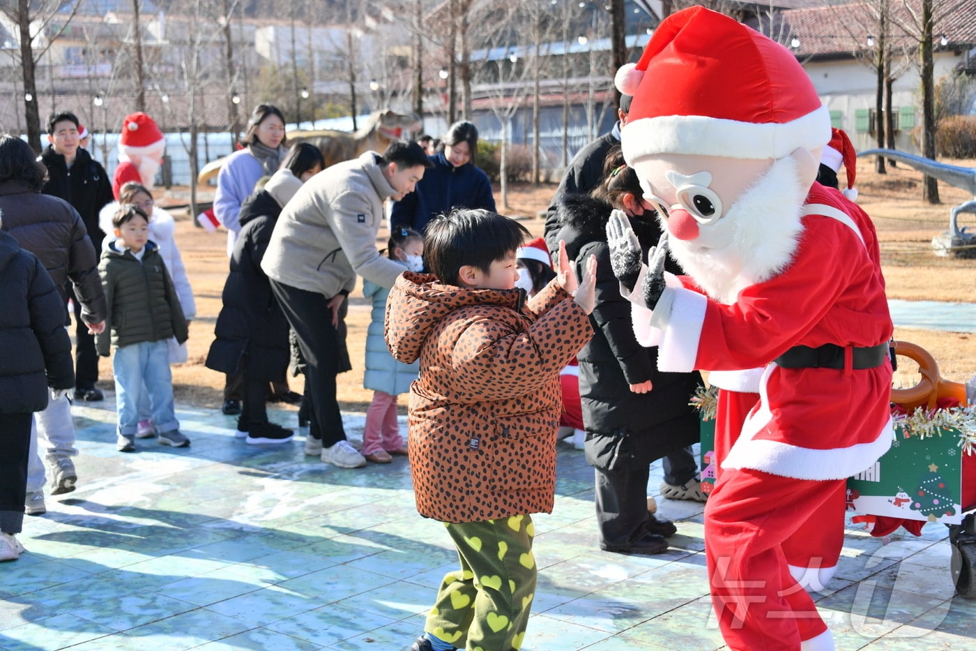 크리스마스인 25일 담양 메타프로방스에서 열린 담양산타축제에 방문한 어린이가 축제장을 누비는 산타를 만나 하이파이브를 하며 즐거워하고 있다.(담양군 제공. 재판매 및 DB 금지) 2025.12.25/뉴스1 