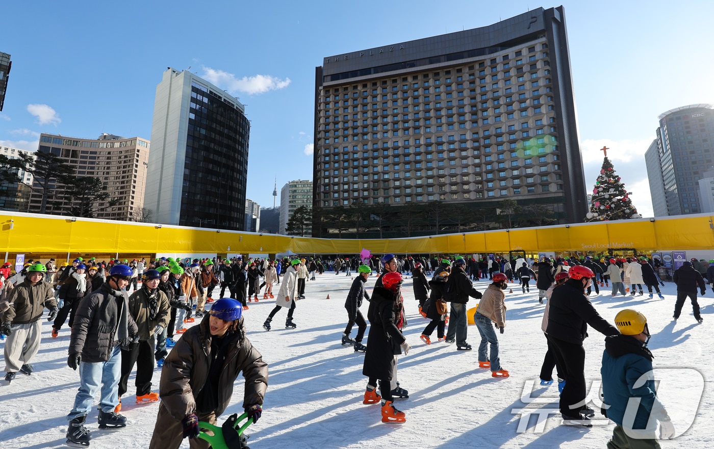 크리스마스인 25일 서울광장 스케이트장을 찾은 시민들과 관광객들이 즐거운 시간을 보내고 있다. 2025.12.25/뉴스1 ⓒ News1 안은나 기자