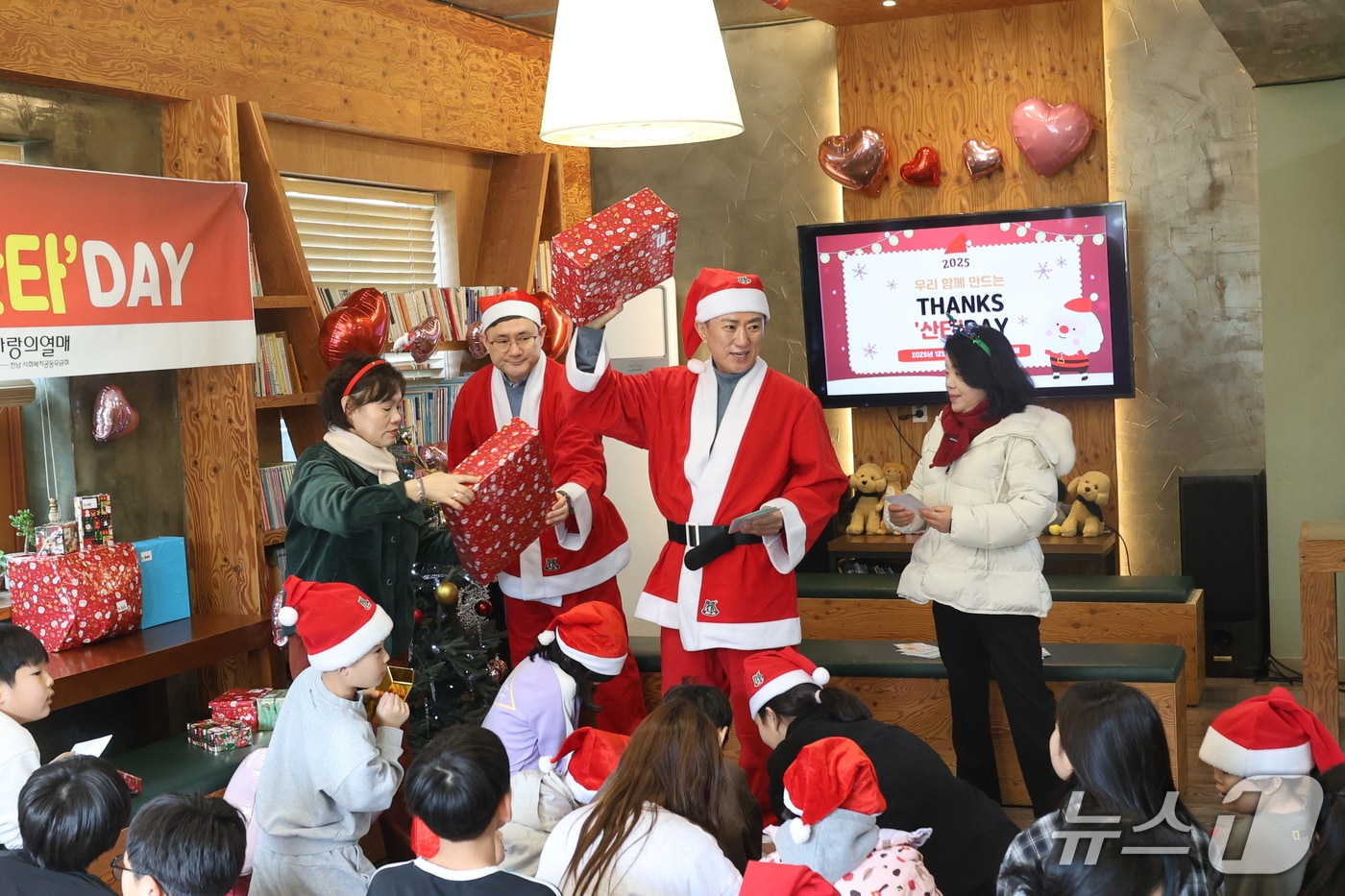 김명진 김대중재단 광주 서구지회장이 25일 광주 남구 송하동 아동복지시설 신애원을 방문해 산타복장을 하고 봉사하고 있다.(김대중재단 제공. 재판매 및 DB 금지) 뉴스1