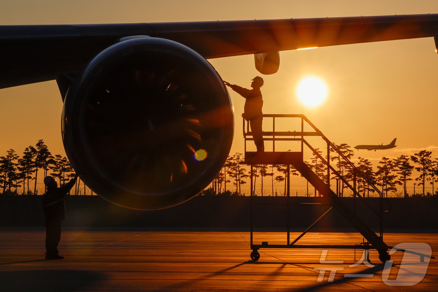 인천 중구 인천국제공항 아시아나항공 제2격납고에서 이준희(왼쪽), 김영균 항공기 정비사가 아시아나 여객기 엔진을 점검하고 있다.  2025.12.29 ⓒ 뉴스1 안은나 기자