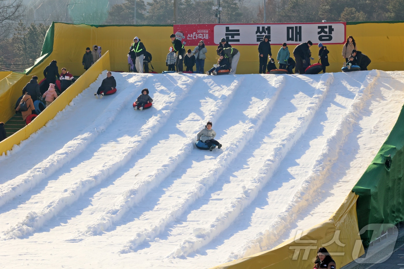 크리스마스인 25일 전북 임실군 치즈테마파크에서 열린 임실산타축제를 찾은 방문객들이 즐거운 시간을 보내고 있다. 이번 축제는 25일부터 28일까지 임실치즈테마파크에서 열린다. (임실군청 제공. 재판매 및 DB 금지) 