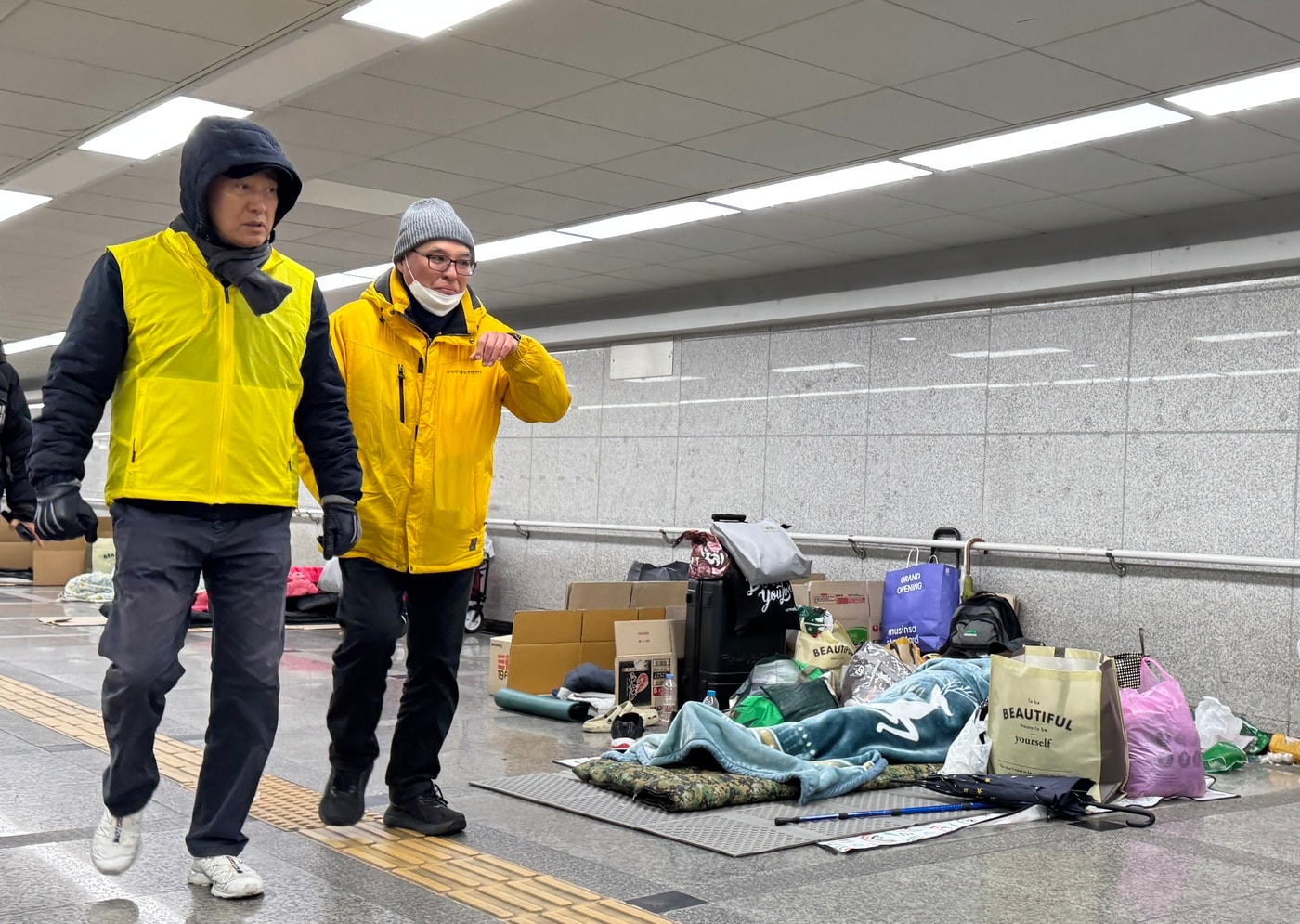  오세훈 서울시장이 25일 오후 서울역광장 인근 지하보도를 찾아, 한파 대비 거리노숙인 보호 현장을 점검하고 있다.(서울시 제공)