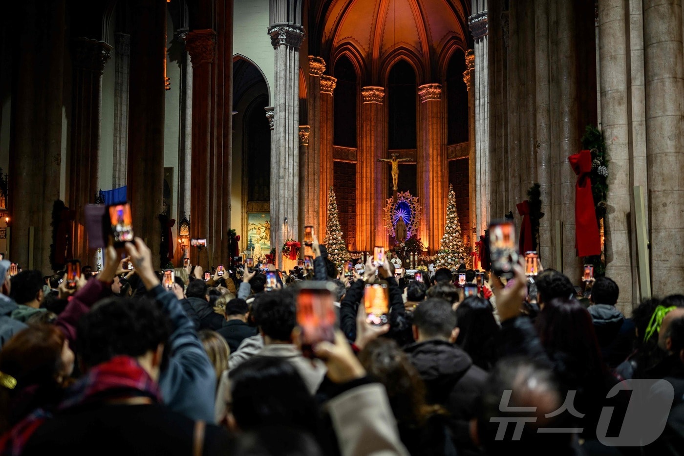 이스탄불에서 가장 큰 로마 카톨릭 교회인 성 안투안 교회에서 24일(현지시간) 수많은 신자들이 크리스마스 이브 미사에 참석하고 있다. 2025.12.24 ⓒ AFP=뉴스1 ⓒ News1 김경민 기자