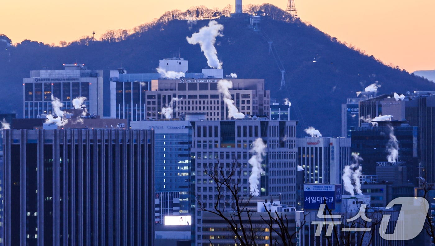 서울 도심의 빌딩에 난방을 가동하며 발생한 수증기가 피어오르고 있다.  2025.12.26/뉴스1 ⓒ News1 김진환 기자