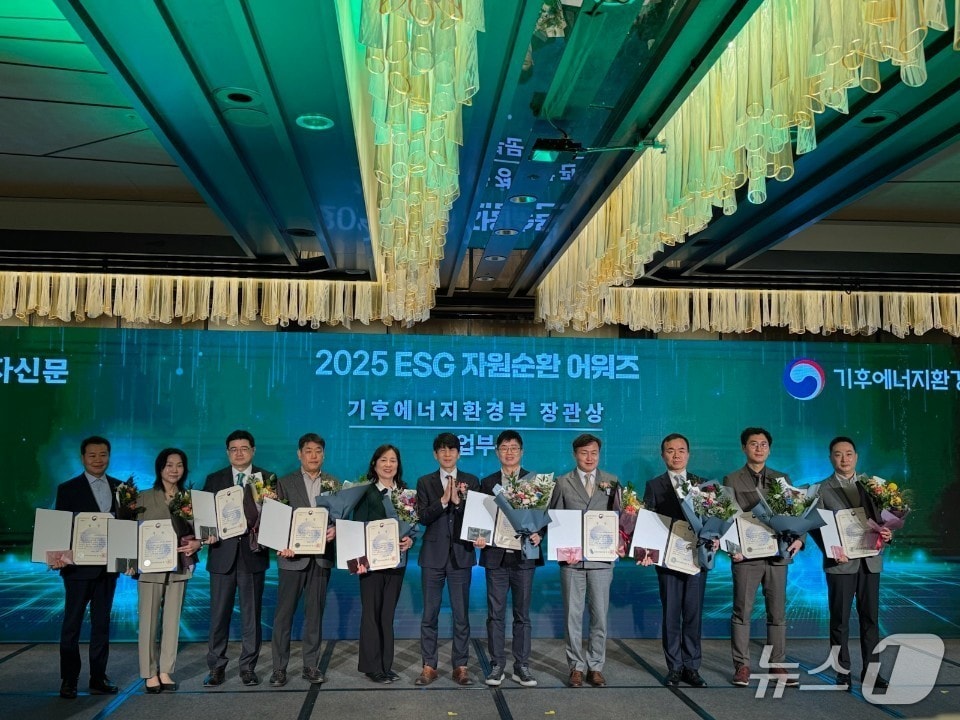 KAI가 ESG 자원순환 어워즈 기후에너지환경부 장관상을 수상한 모습(한국항공우주산업 제공)