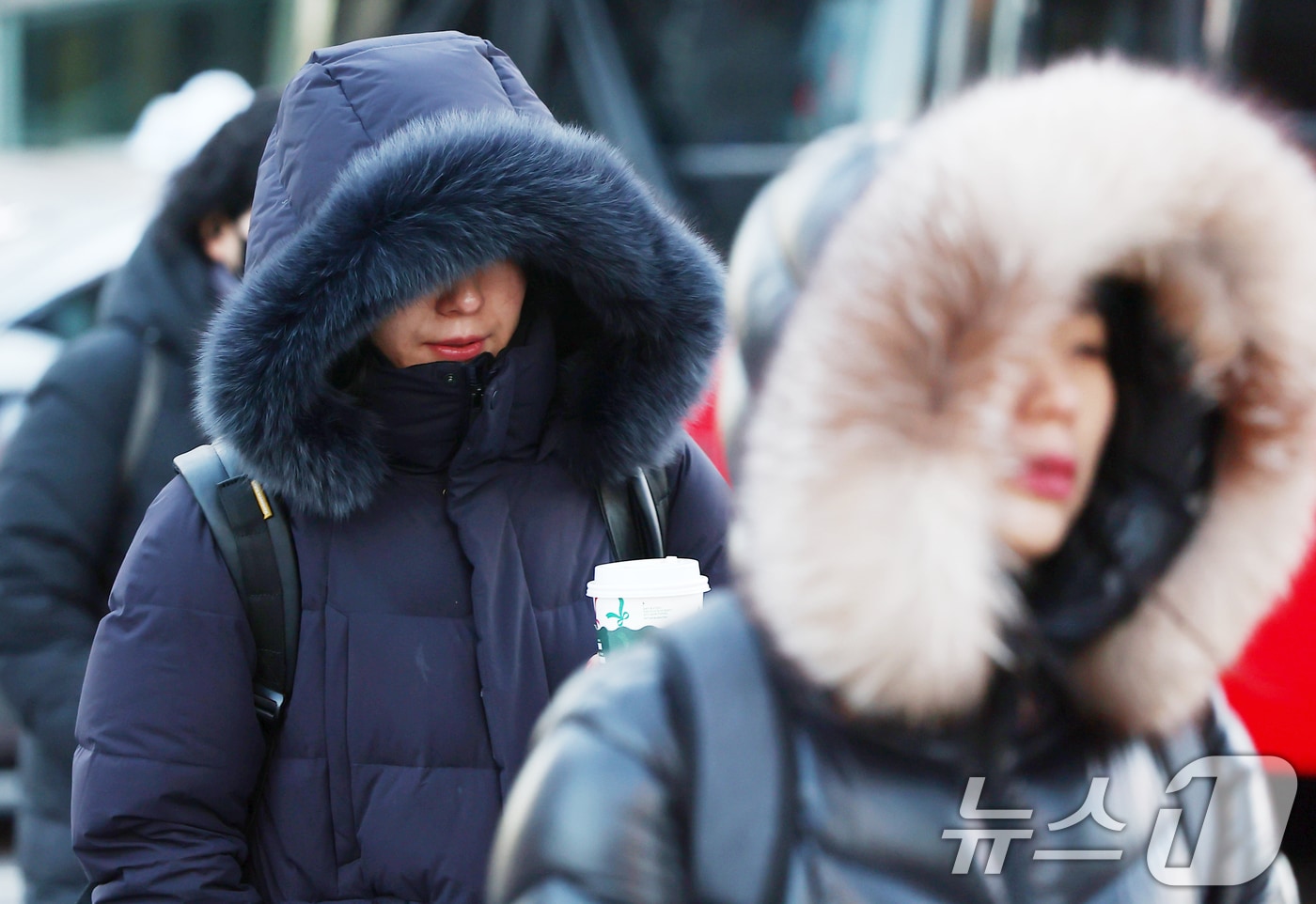 오전 서울 종로구 광화문네거리에서 시민들이 두꺼운 외투를 입고 발걸음을 옮기고 있다. 2025.12.26/뉴스1 ⓒ News1 김민지 기자