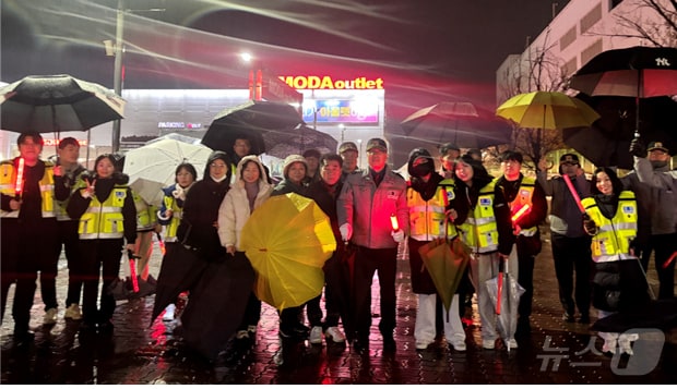 시민들과 함께 합동 도보순찰을 하는 경찰. (대전경찰청 제공. 재판매 및 DB금지) 2025.12.26 ⓒ 뉴스1 이동원 기자