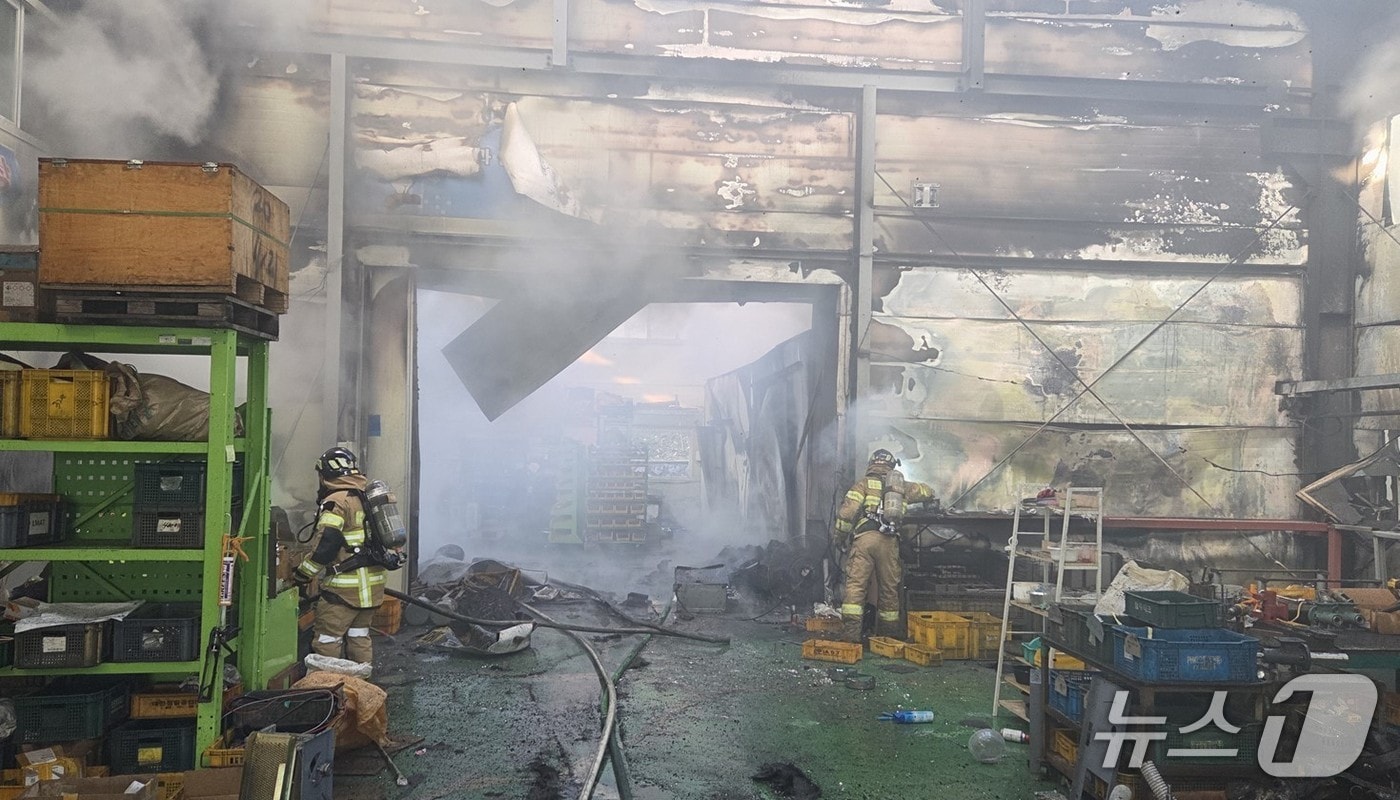 26일 오전 8시35분쯤 경북 경주시 현곡면의 공장에서 불이 나 소방 당국이 진화하고 있다.(경북소방본부 제공. 재판매 및 DB 금지)2025.12.26/뉴스1