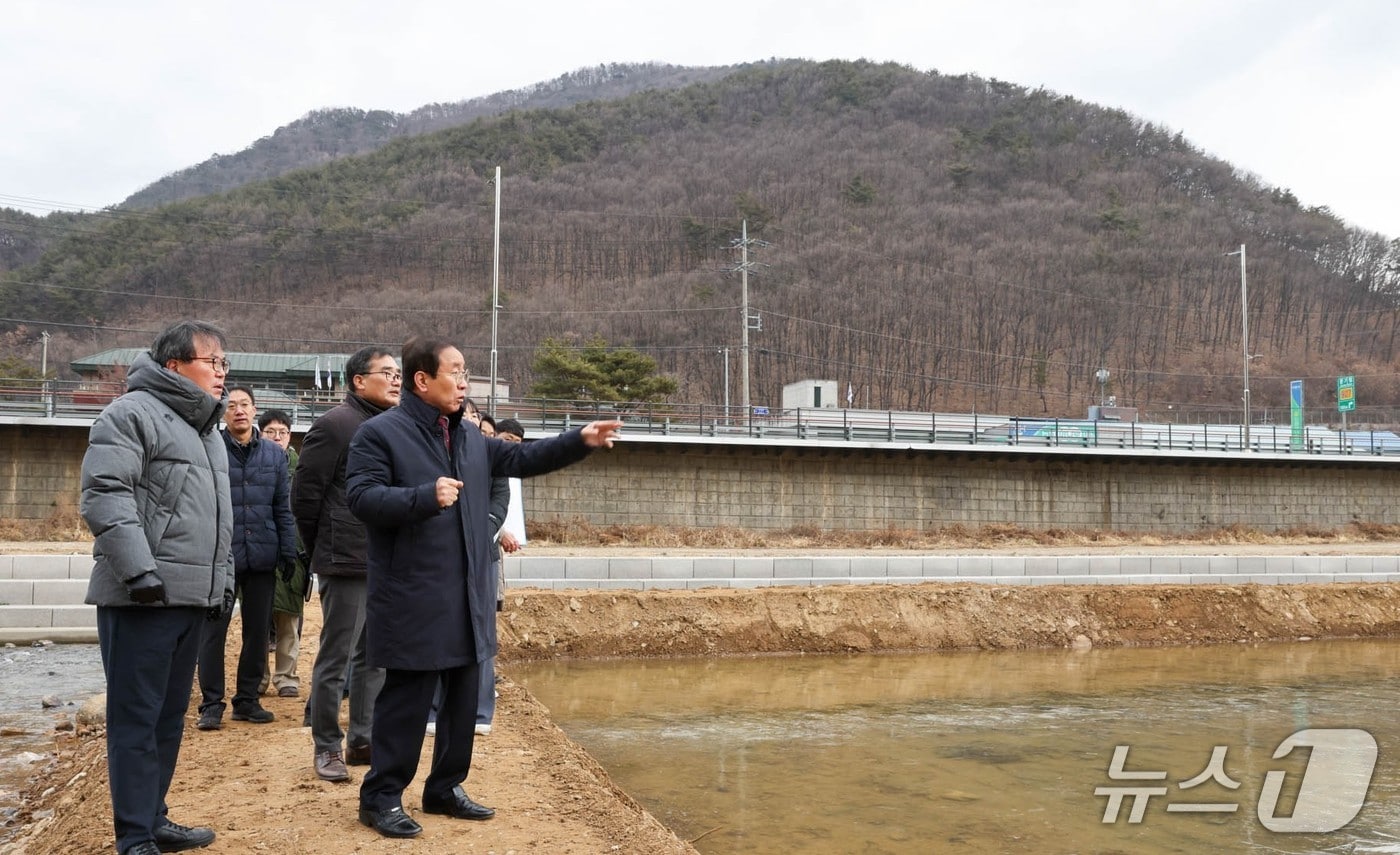  김문근 단양군수가 첫 겨울놀이 축제 현장을 점검했다.(제천시 제공. 재판매 및 DB금지)/뉴스1