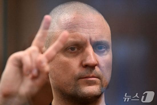 테러 정당화 혐의로 구금된 러시아 극좌 정치 활동가 세르게이 우달초프가 2024년 1월 12일 모스크바 바스만니 지방법원에서 구금 심리를 위해 출석했다. 2024.1.12 ⓒ AFP=뉴스1 ⓒ News1 김경 기자