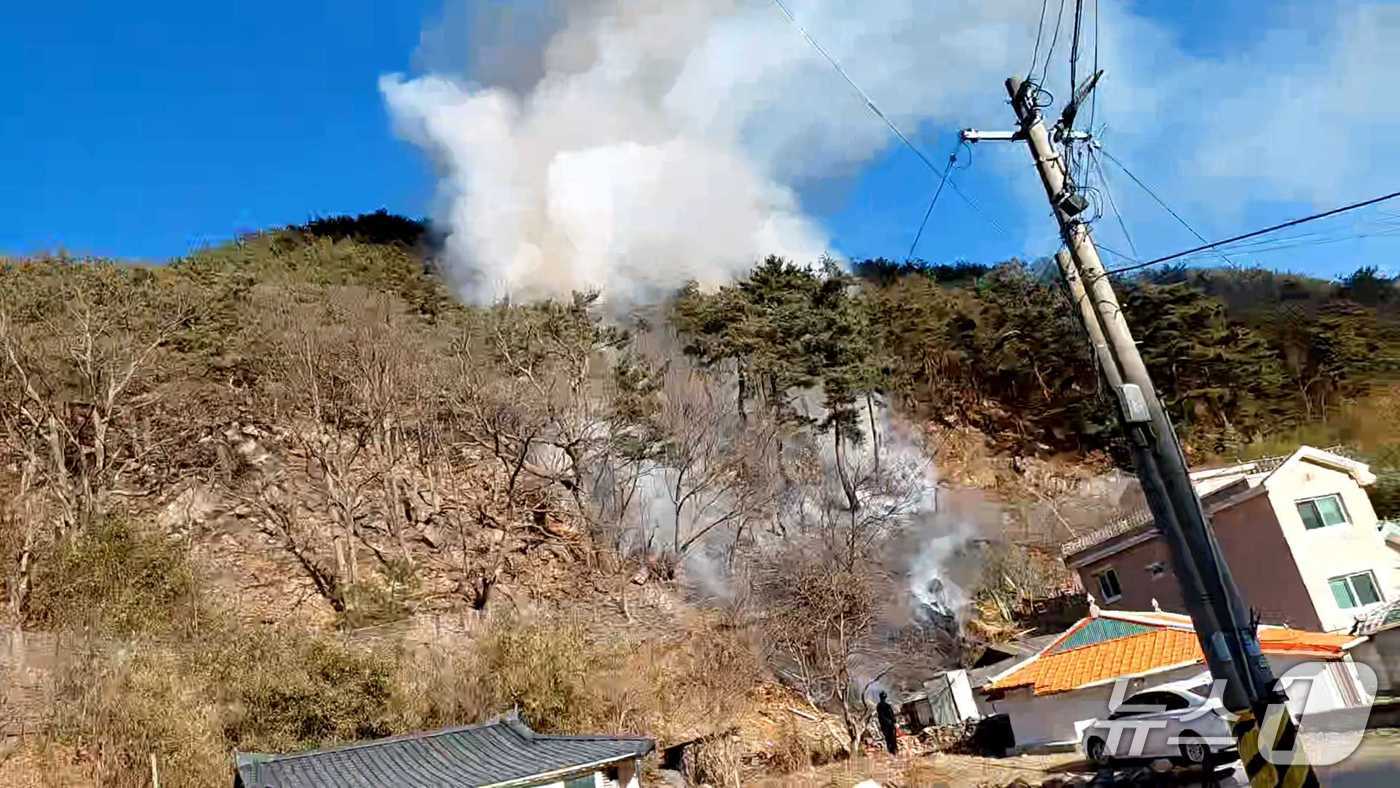 강릉 강동면 산불 진화현장.(강원도소방본부 제공, 재판내 및 DB 금지) 2025.12.26/뉴스1