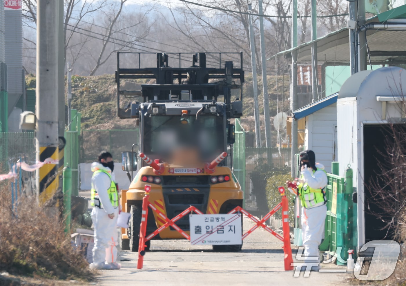 26일 경기 평택시의 한 산란계 농장에서 고병원성 조류인플루엔자(AI)가 발생해 방역당국이 통제 및 방역 작업을 하고 있다. 2025.12.26 ⓒ 뉴스1 김영운 기자