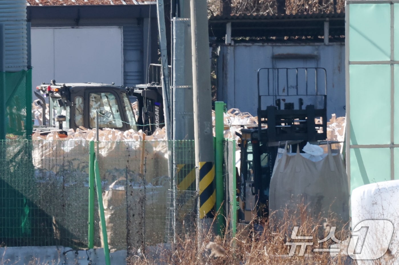 26일 경기 평택시의 한 산란계 농장에서 고병원성 조류 인플루엔자(AI)가 발생해 방역당국이 통제 및 방역 작업을 하고 있다. (사진은 기사 내용과 무관함) /2025.12.26/뉴스1 ⓒ News1 김영운 기자