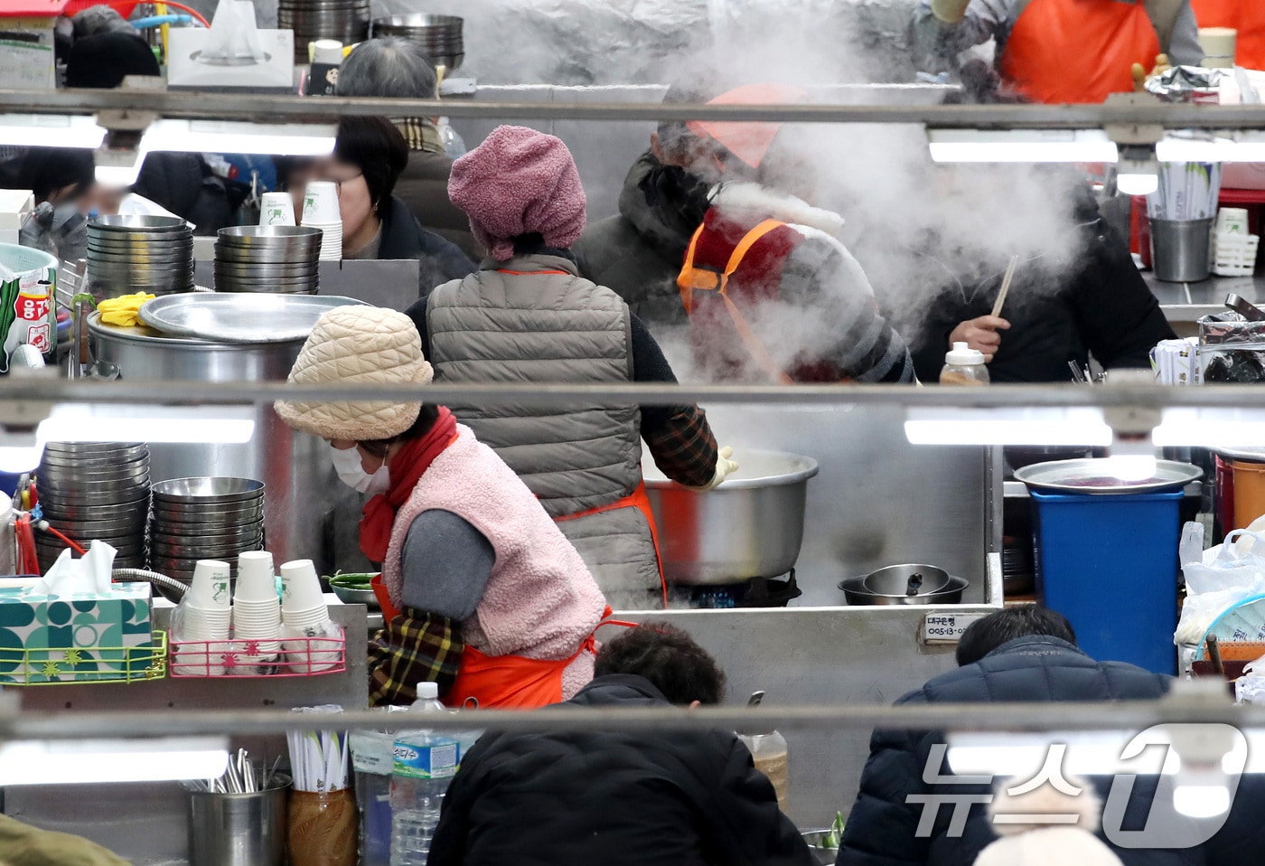 대구·경북 대부분 지역에 한파특보가 내려진 26일 점심시간을 맞은 대구 중구 서문시장 국수골목에 김이 모락모락 피어오르고 있다. 2025.12.26/뉴스1 ⓒ News1 공정식 기자